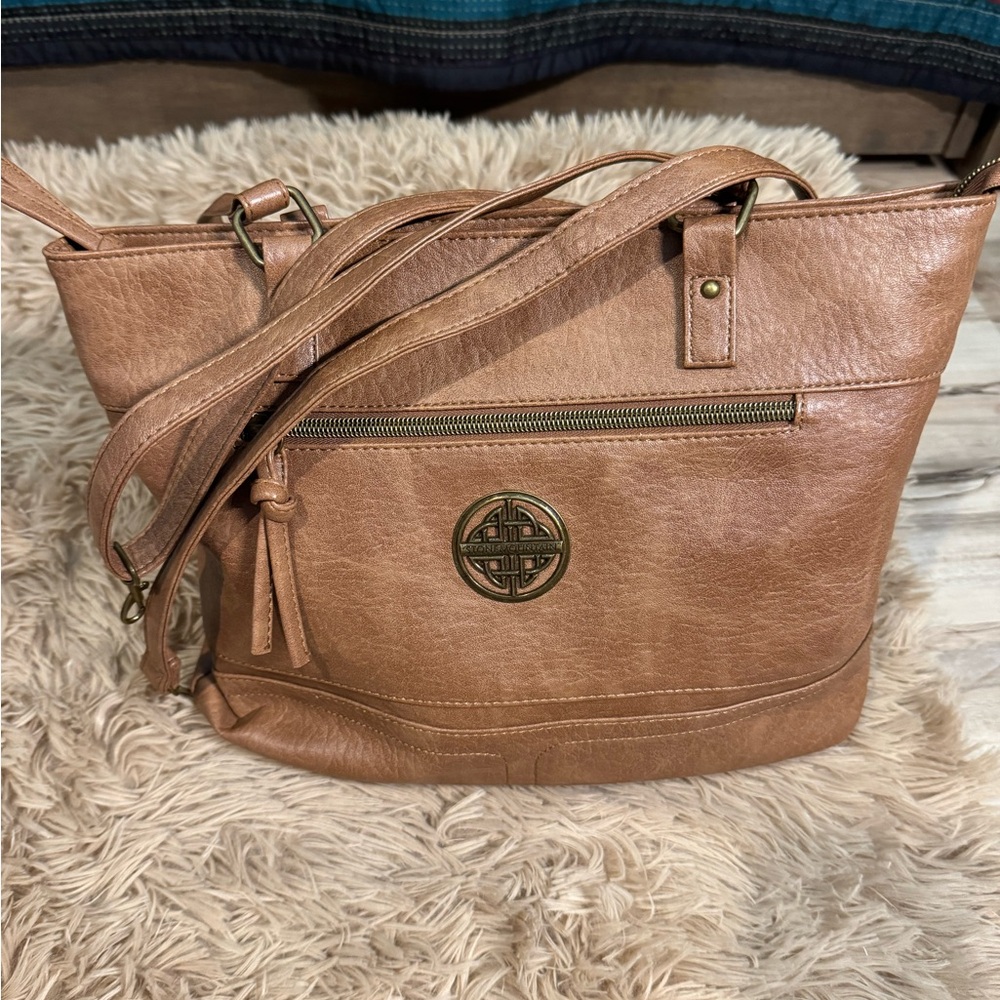 White Mountain Tan Shoulder Bag with Adjustable Strap and Classic Design